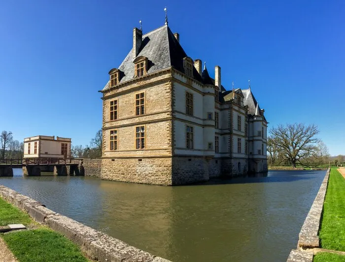 Le château de Cormatin, entouré de ses douves