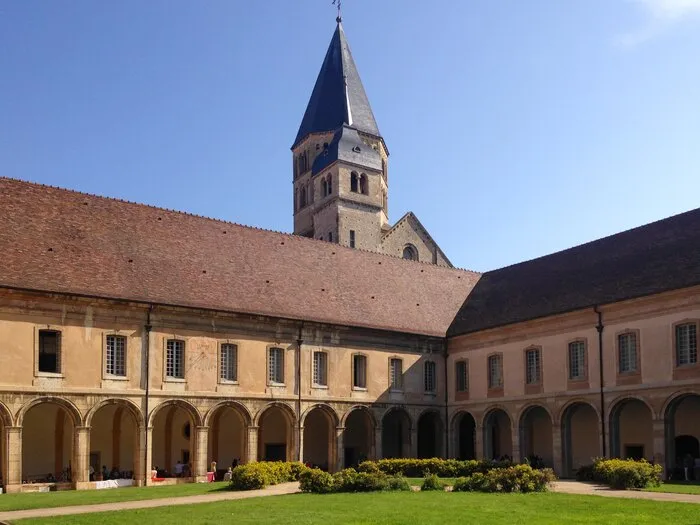 Le cloître de l’abbaye de Cluny et son clocher, sous un ciel bleu