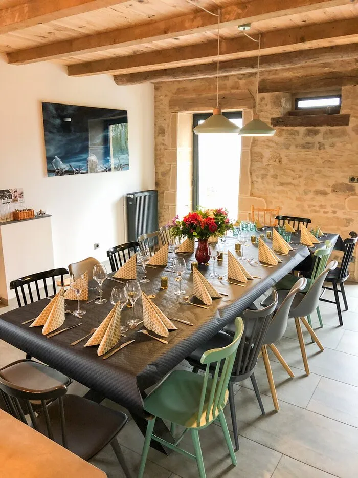 La grande table dressée pour un repas de fête