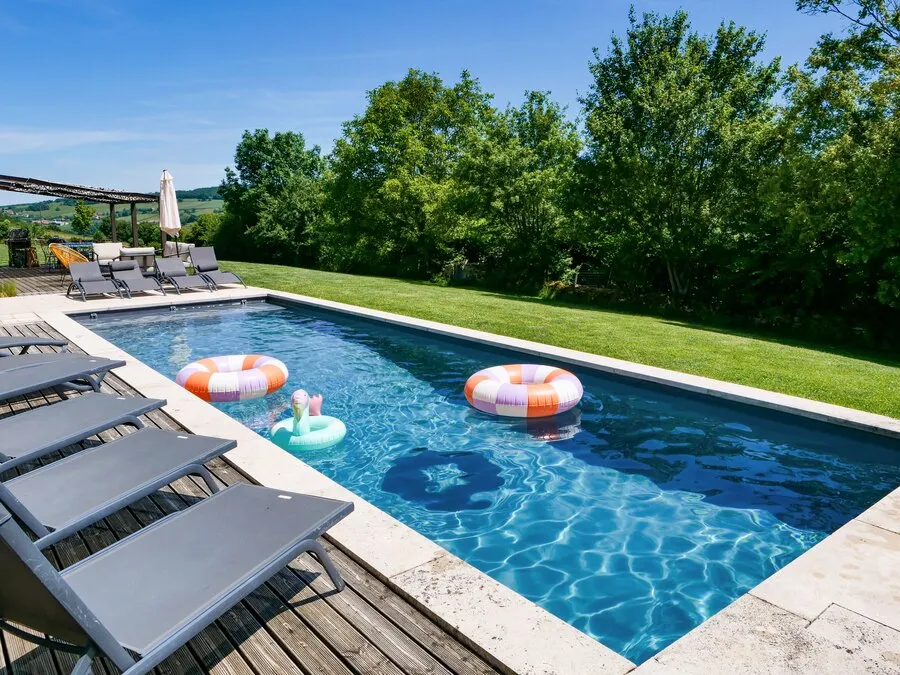 La piscine, ses transats et ses bouées