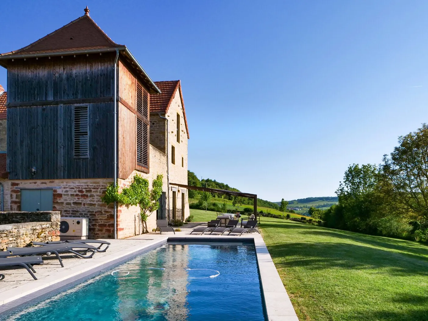 La piscine et le pigeonnier